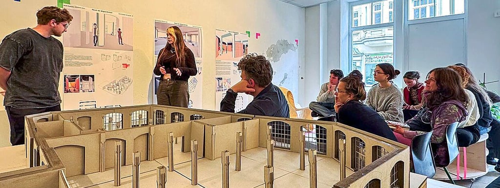 Studenten präsentieren und diskutieren Ideen für die künftige Nutzung und Gestaltung des Parterres im ehemaligen Zekiwa-Produktionsgebäudes.