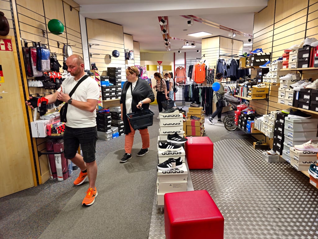 Seit 10. Mai läuft der Räumungsverkauf bei Sport-Zille. Wann sich die Tür entgültig schließt, das steht noch nicht fest.