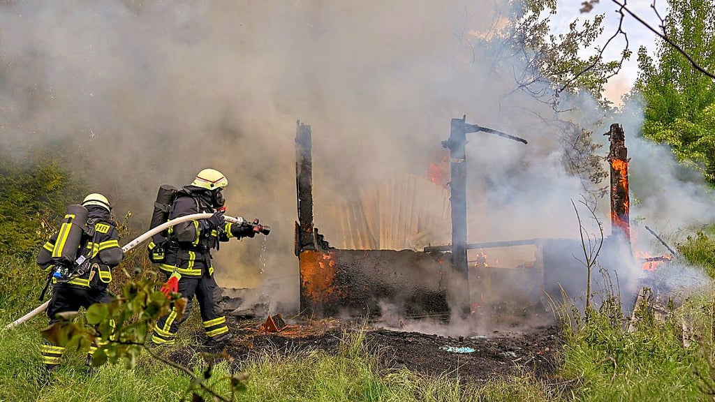 Die Feuerwehr ist nun schon zum sechsten Mal zur Brandbekämpfung in die Wanzleber „Hügelplantage“ ausgerückt.