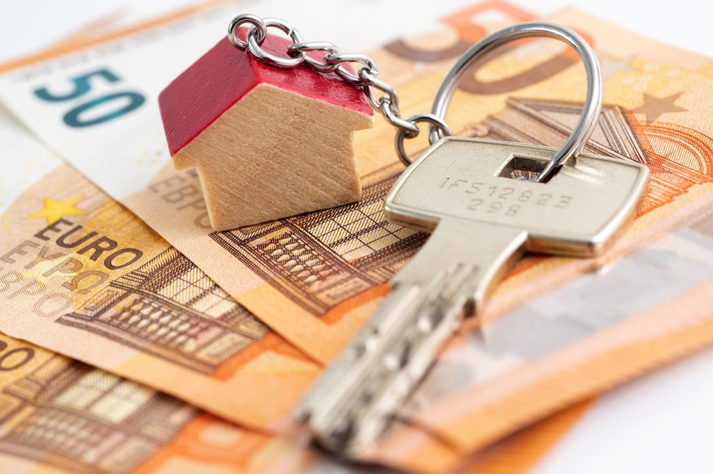 Spätestens mit der Übergabe der Wohnungsschlüssel ist in der Regel ein Teil der Kaution fällig. Der Gesamtbetrag darf in Raten bezahlt werden.