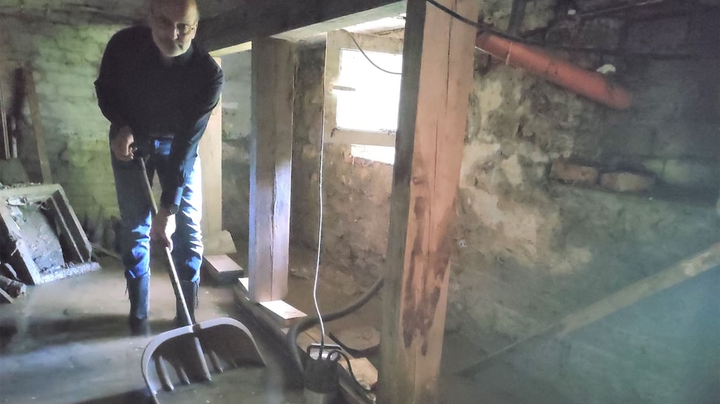 Im Keller der Dardesheimer Oelmühle (Harzkreis) zeigt sich, welche Schäden das Hochwasser angerichtet hat. Die Stützkonstruktion aus Balken hat Jörg Scharf selbst gebaut.