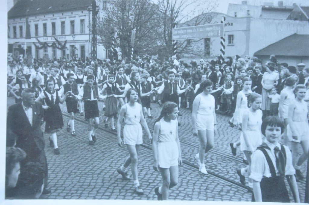 Zu DDR-Zeiten wurde der 1. Mai als "Kampf- und Feiertag der Werktätigen" gefeiert. Ob 1975 oder auch schon 1955. Dieses Foto von der 1.-Mai-Demonstration 1955 in Staßfurt stellte Karin Henning aus ihrem Familienalbum zur Verfügung und schwelgt damit in Erinnerungen an ihre Zeit mit der Volkstanzgruppe, in der sie hier ebenfalls mitmarschierte.
