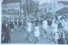 Zu DDR-Zeiten wurde der 1. Mai als "Kampf- und Feiertag der Werktätigen" gefeiert. Ob 1975 oder auch schon 1955. Dieses Foto von der 1.-Mai-Demonstration 1955 in Staßfurt stellte Karin Henning aus ihrem Familienalbum zur Verfügung und schwelgt damit in Erinnerungen an ihre Zeit mit der Volkstanzgruppe, in der sie hier ebenfalls mitmarschierte. 