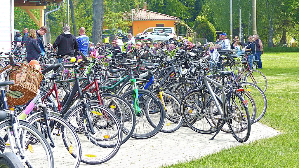 Beim Kanuverein in Jeßnitz legen zu Himmelfahrt meist viele Ausflügler mit ihren Rädern eine ausgiebige Pause ein. Die Kanuten sind vorbereitet.