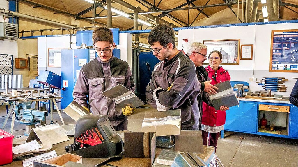 Nolan Mathiou (re.) und Samuel Furnier absolvieren im BBZ Elbe einen Schweißlehrgang. Dabei konnten beide vieles lernen.