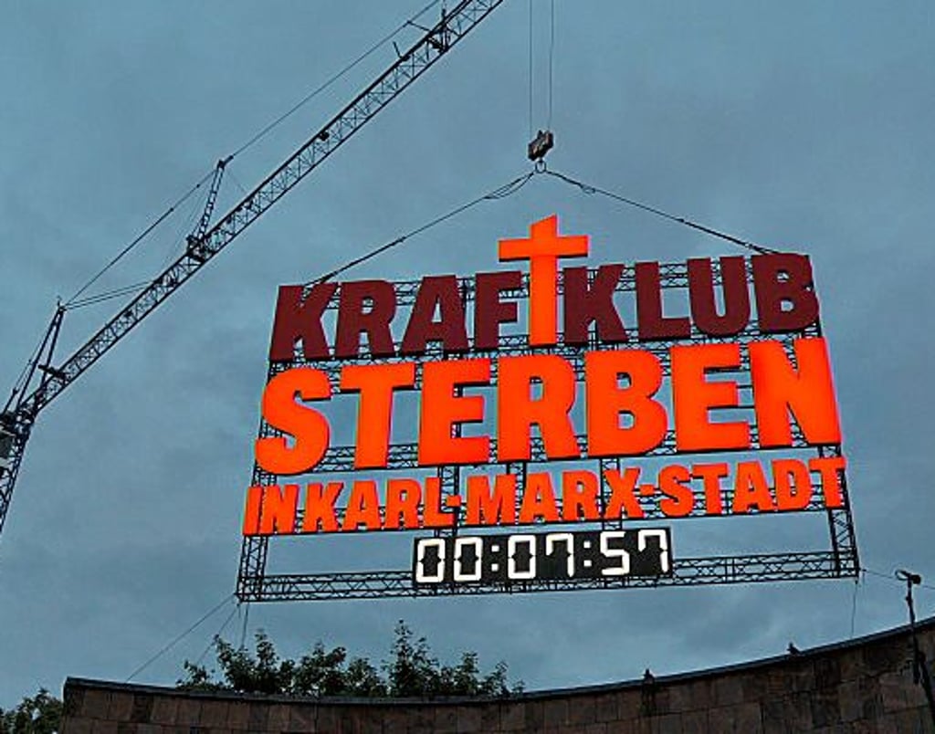 Die Installation „Sterben in Karl-Marx-Stadt“ hängt am 28. Mai 2025 über dem Chemnitzer Schauspielhaus. Das aufwendig gestaltete Objekt wird wohl bei der Kraftklub-Tour 2026 wohl noch einmal zum Einsatz kommen.