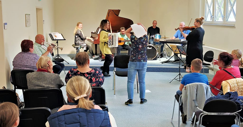 Großen Spaß hatten die musizierenden Lehrer und das Publikum beim Stück „Ein Haus voll Musik" – aber nicht, wenn alle durcheinanderspielen.
