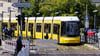 Eine Straßenbahn fährt in den gesicherten Bereich an der gesperrten Brücke an der Wuhlheide im Ortsteil Oberschöneweide.