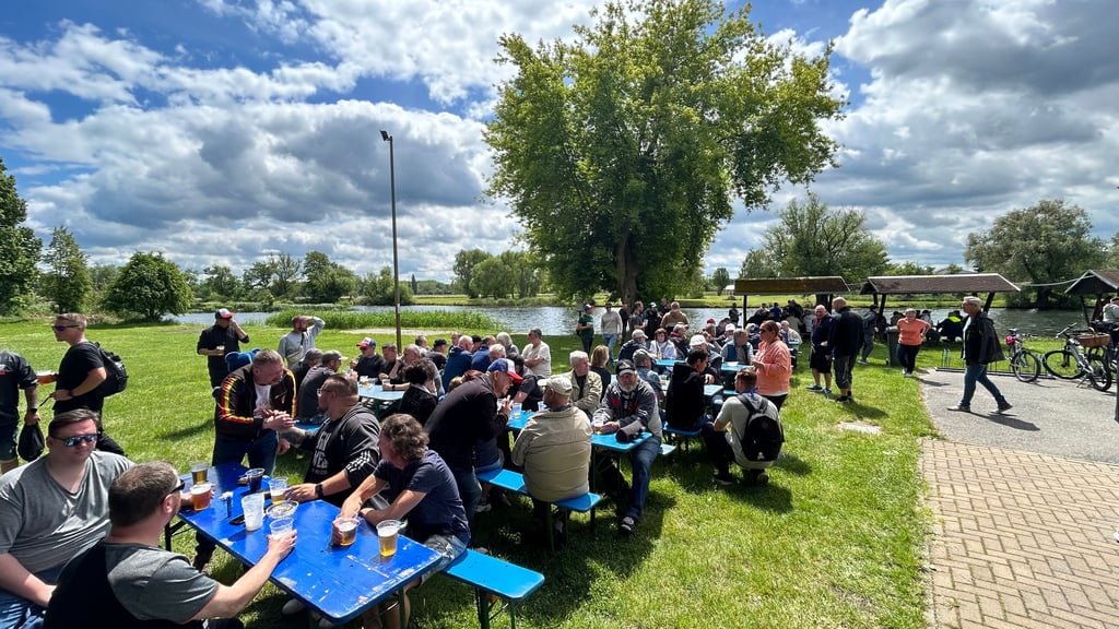 Himmelfahrt mit Bratwurst und Blasmusik