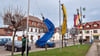 Nach dem Anschlag in Magdeburg am 20. Dezember 2024 ordnete das Innenministerium Sachsen-Anhalts Trauerbeflaggung an. Ulf Nehrkorn vom städtischen Bauhof setzte das am Morgen danach vor dem Gommeraner Rathaus um. Die AfD hat nun beantragt, dass die Beflaggung mit der Deutschlandfahne generell das ganze Jahr über vor allen Dienstgebäuden und Liegenschaften der Stadt Gommern geschieht.