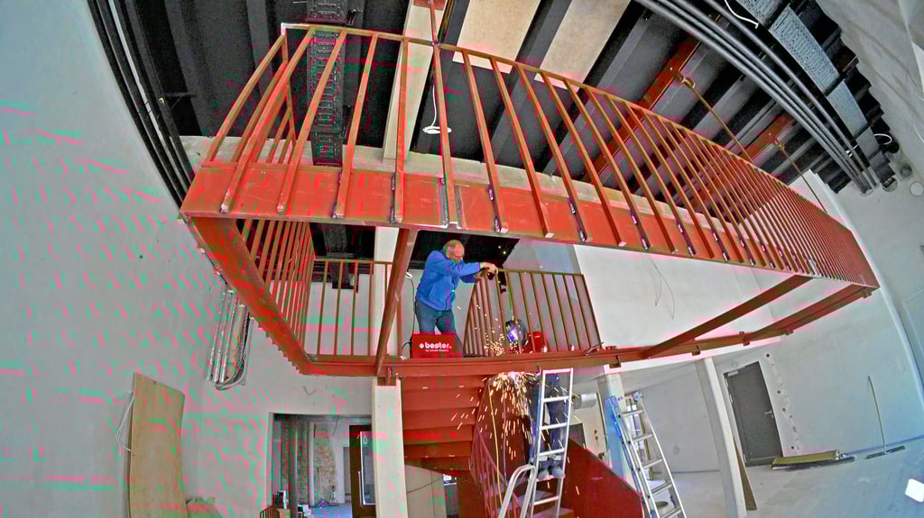 Die Balustrade im Gastraum der künftigen Gaststätte in der Hohen Straße 21 ist noch im Bau.
