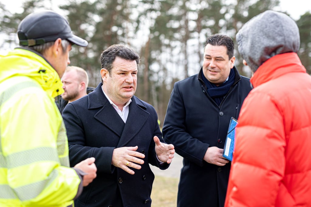 Gifhorns Landrat Tobias Heilmann (3. von links) ist tot. (Archivbild)