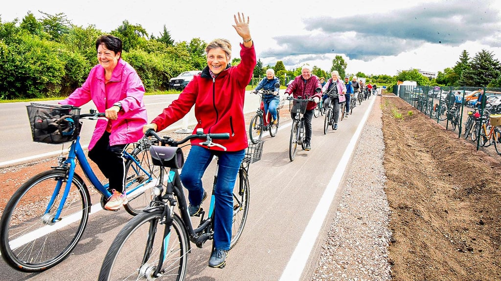 Sie sind die Ersten, die den Radweg offiziell nutzen.