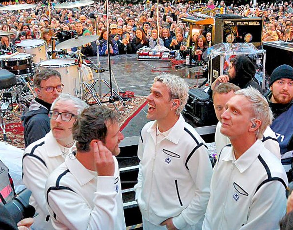 Unmittelbar vor Beginn des Konzerts ließen sich die fünf Musiker von Kraftklub von den Fans feiern.