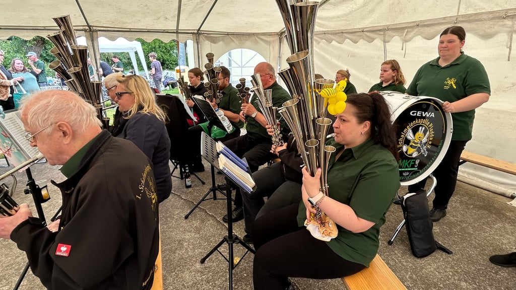 Mit viel Musik und Engagement feiert die Schalmeienkap(Foto: Thomas Schmidt)elle Plodda auf dem Vereinsgelände den Feiertag.
