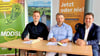 Der Leiter Projektmanagement MDDSL, Luca Riedel (v. l.), Bürgermeister Sven Hause und Regionalleiter Ost der Deutschen Giganetz, Danny Trodler bei der Vertragsunterzeichnung zum geförderten Breitbandausbau im Rathaus.