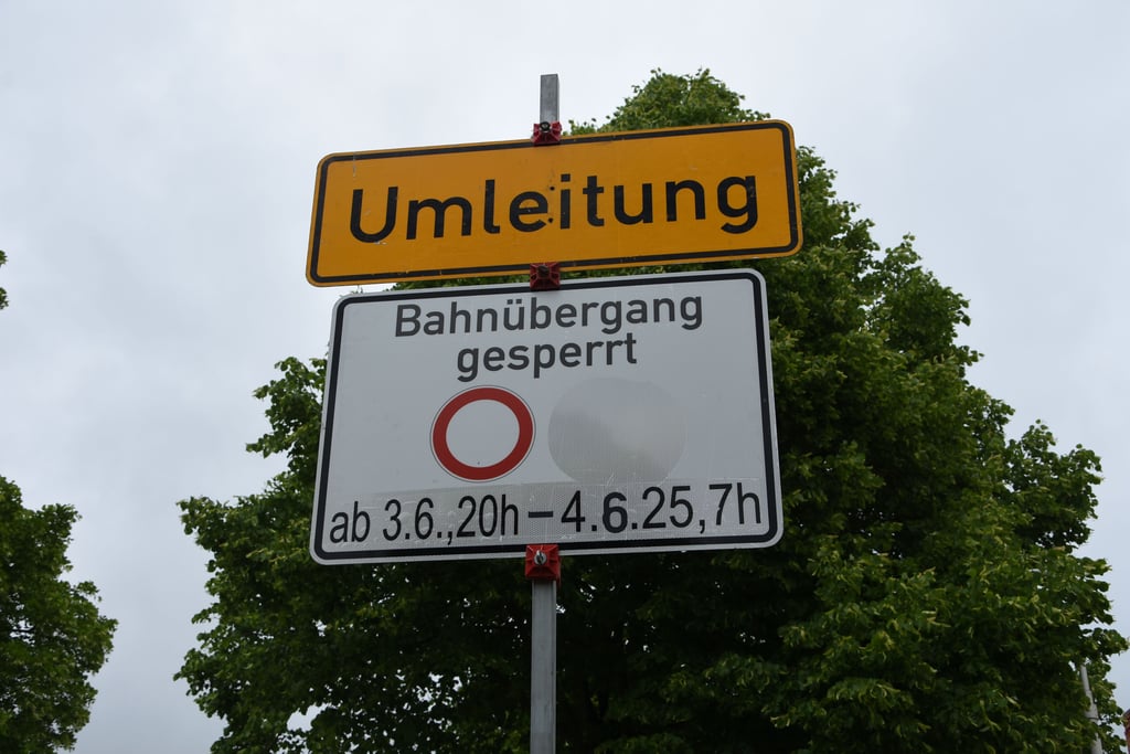 Hinweise auf die Vollsperrung geben eine andere Uhrzeit an als die, die offiziell von der Deutschen Bahn genannt wurde.