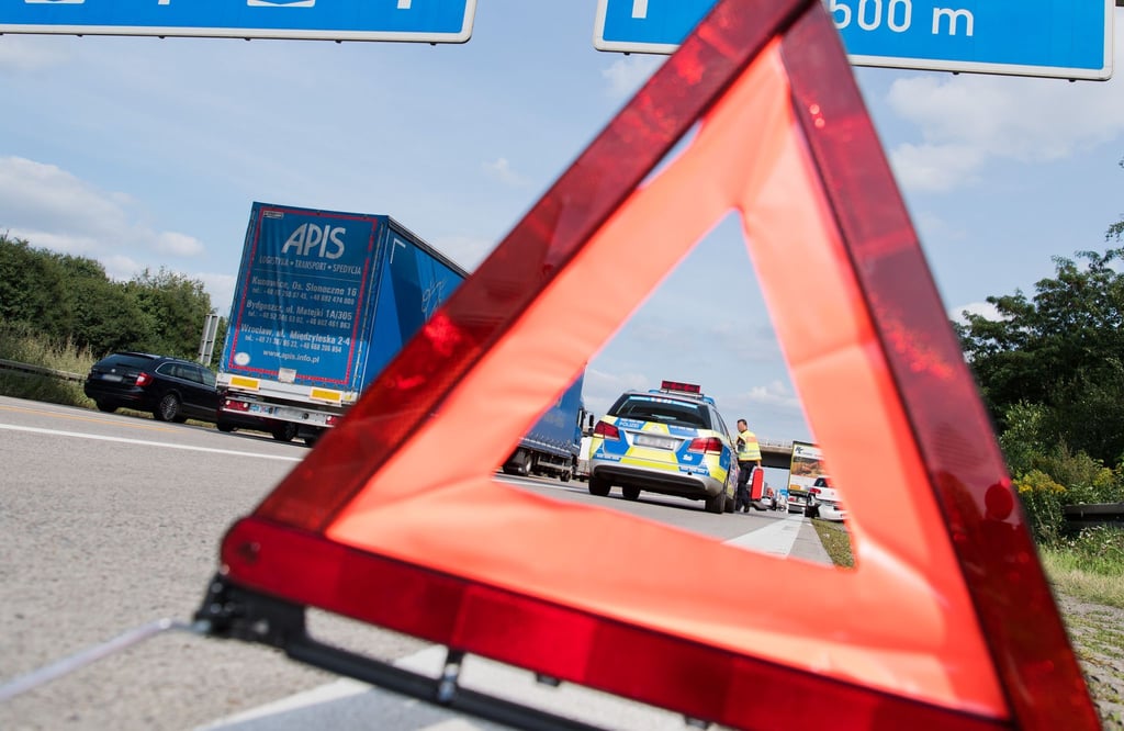 Unfallszenario landet vor Gericht: Ein Lkw will nach rechts einscheren, der Pkw gibt Gas - wer hat Schuld am Crash auf der Autobahn?
