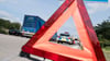Unfallszenario landet vor Gericht: Ein Lkw will nach rechts einscheren, der Pkw gibt Gas - wer hat Schuld am Crash auf der Autobahn?