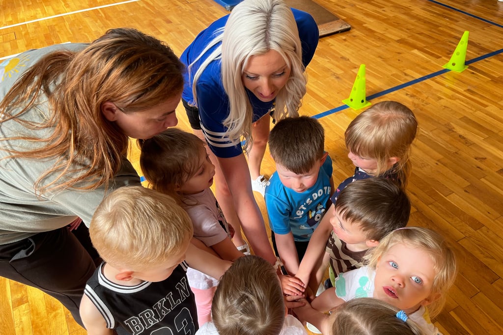 Alexandra Dietz (oben Mitte) leitet die Kindersportgruppe.