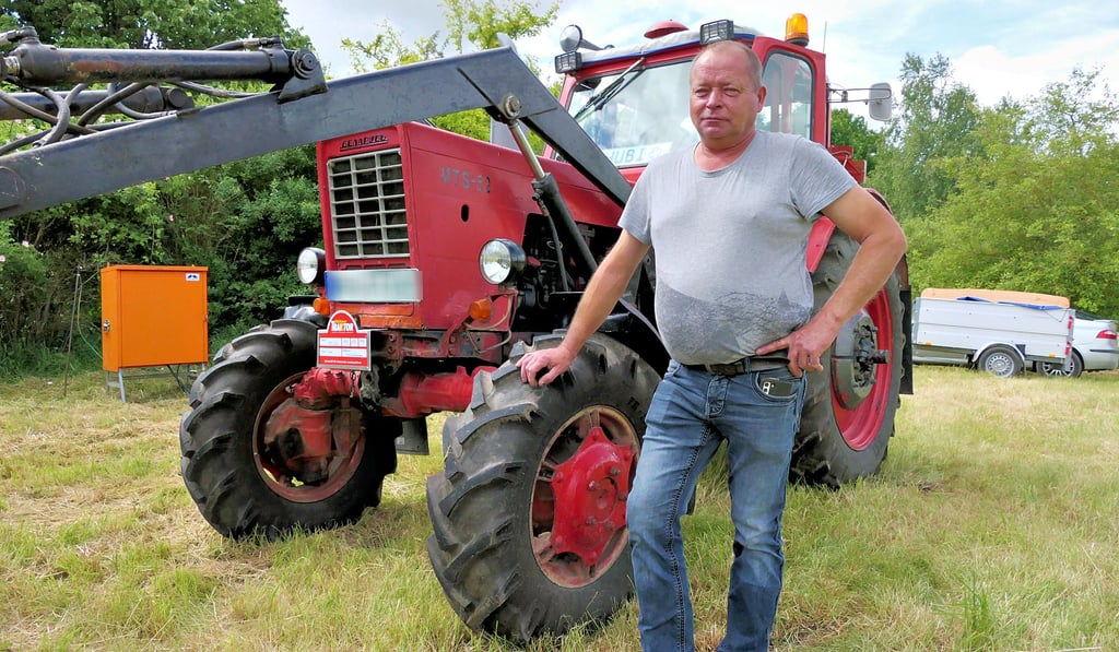 Frank Hubert ist mit seinem Belarus aus Bad Dürrenberg zum Schleppertreffen angereist.