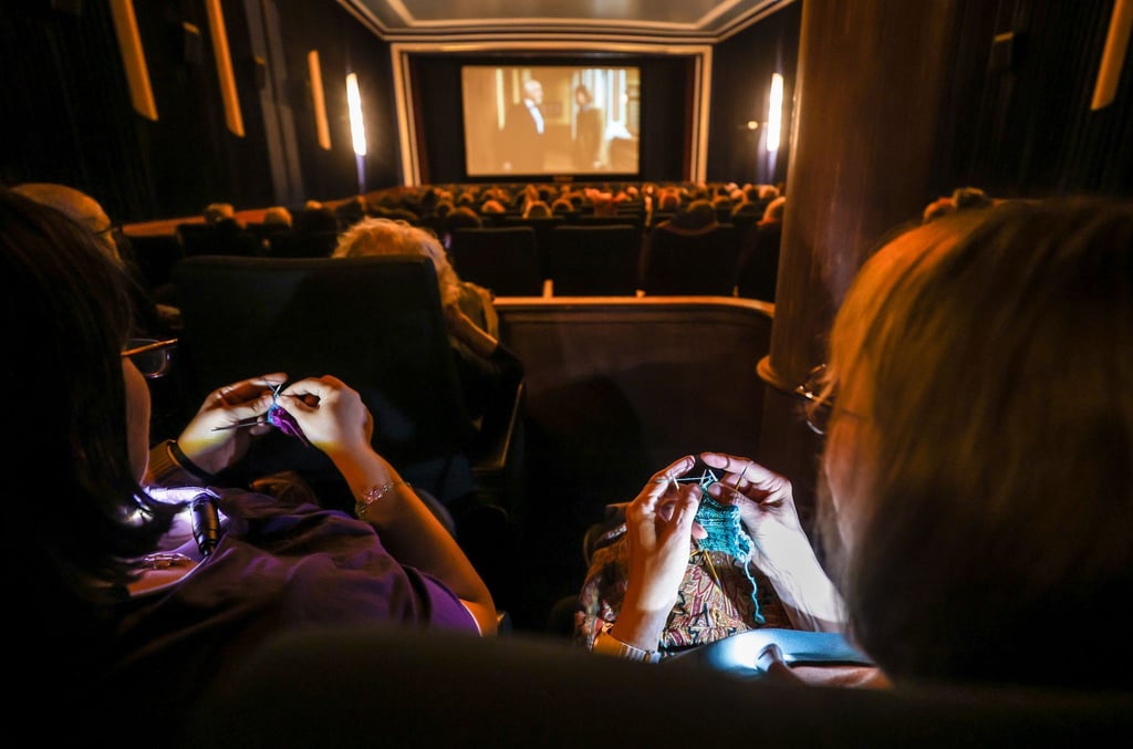 Beim „Strick-Kino“ wie hier in Mannheim stricken die Kinobesucher(innen) und genießen nebenher einen Film.