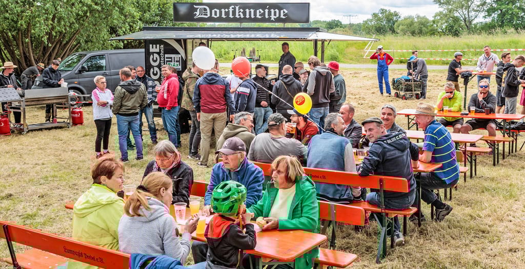 Premiere für die fahrende Dorfkneipe in der Elsteraue. Richard Just und Axel Nowack hatten die Idee dazu, stellten ihr Mobil am Radweg bei Predel auf und viele Gäste kamen.