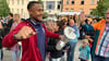 MBC-Kapitän Charles Callison trägt stolz den deutschen Basketball-Pokal durch das Spalier der Fans auf dem Weißenfelser Marktplatz.