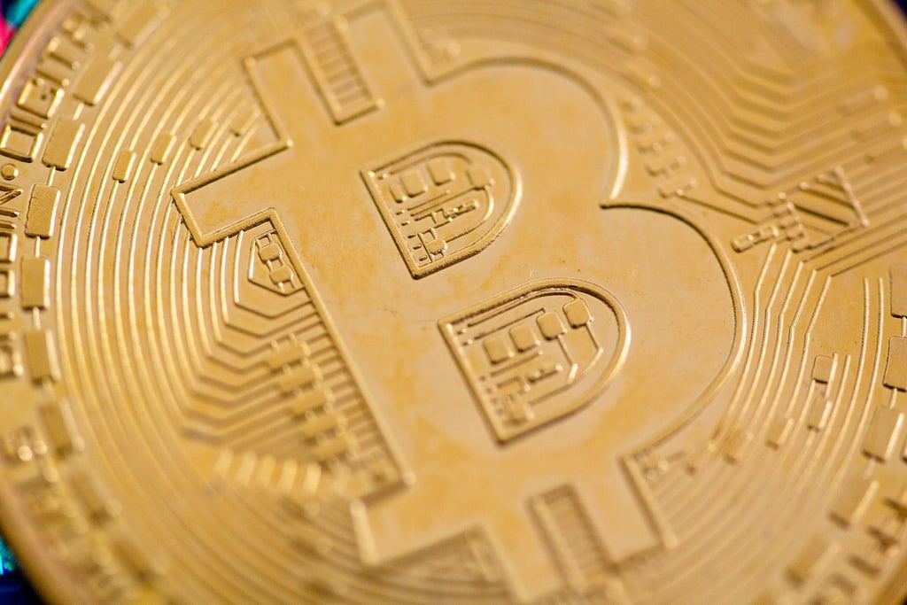 Eine Bitcoin-Münze liegt auf einem Tisch. (Symbolbild)