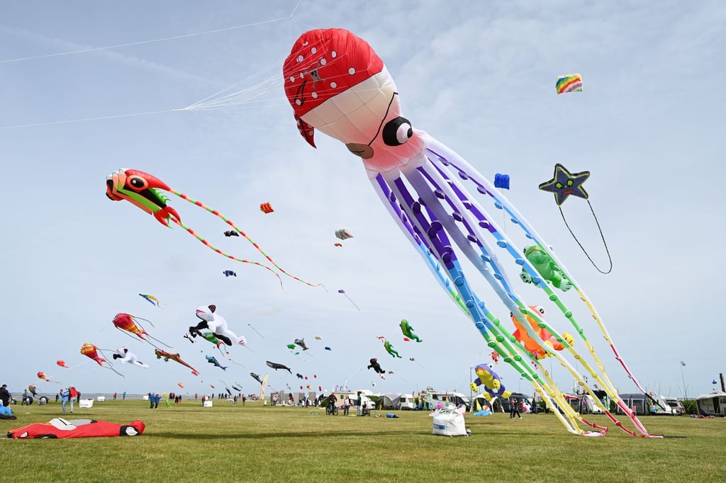 Farbspektakel am Himmel: Zum Drachenfest am Meer wurden mehr als 100 professionelle Drachensportler erwartet.