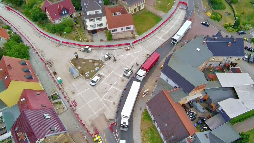 Kann zum Nadelöhr werden und Staus nach sich ziehen, wenn viele Fahrzeuge von und zu der A9 durch Coswig wollen: die Baustelle am Coswiger Flieth.