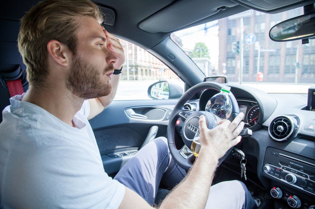 Hitzefalle Auto: Temperaturen im Innenraum können bei Sonne auf über 60 Grad steigen und die Gesundheit gefährden.