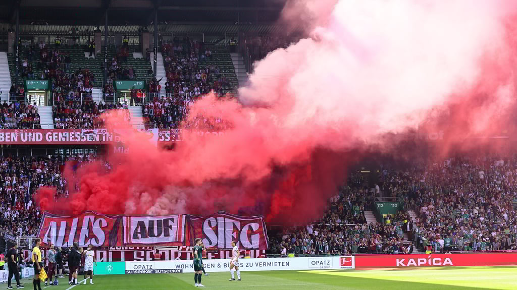 Rauchschwaden aus dem RB-Fan-Block beim Spiel gegen Werder Bremen