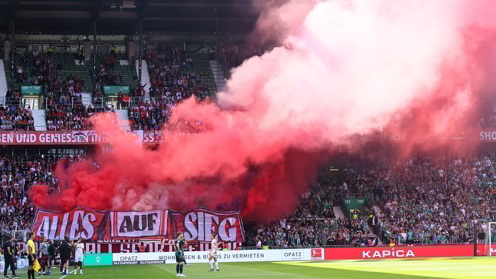 Rauchschwaden aus dem RB-Fan-Block beim Spiel gegen Werder Bremen