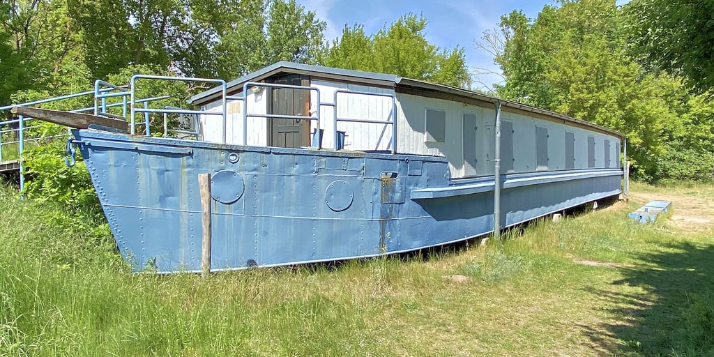 Die „Ottilie“ muss vom Strandbereich an Kühn’s Loch in Parey entfernt werden. Hier soll ein Badebereich für die Öffentlichkeit entstehen.