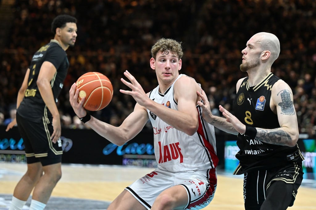 Entscheidender Mann auf Würzburger Seite: Hannes Steinbach (am Ball).