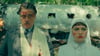 Benicio Del Toro als Zsa-Zsa Korda und Mia Threapleton as Liesl in einer Szene des Films „Der phönizische Meisterstreich“.