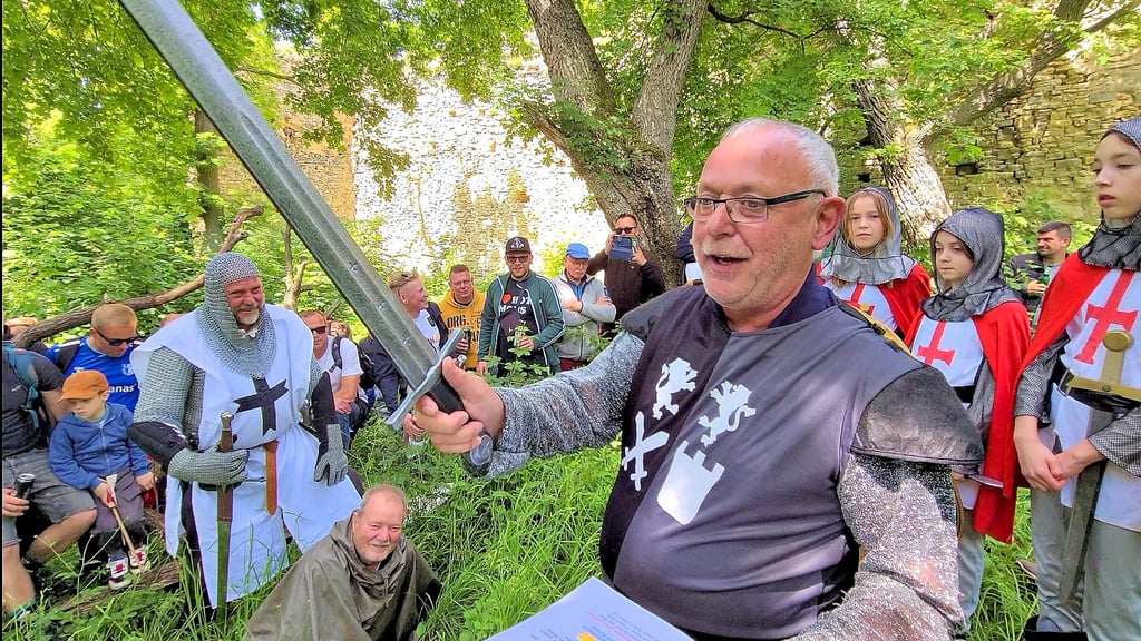 Egbert Lammert hat viele Vierzeiler über die Ritter von Knesebeck gereimt und zeigt mit seinen Freunden an der Domburg ein kleines Historienspiel.