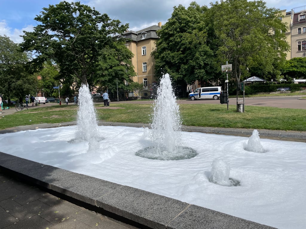Schaum-Attacke auf den Brunnen am August-Bebel-Platz