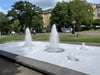 Schaum-Attacke auf den Brunnen am August-Bebel-Platz