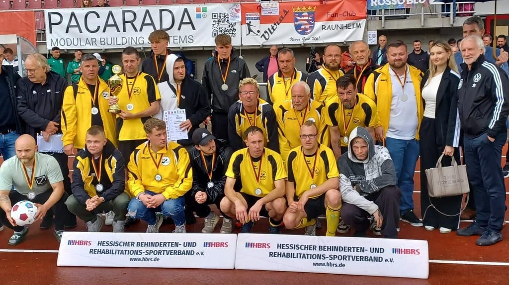 Zur Siegerehrung bei der Deutschen Meisterschaft im Fußball ID war auch Rudi Völler (rechts), Sportdirektor der Nationalmannschaft, zu Gast in Wetzlar. Sachsen-Anhalt wurde Zweiter.