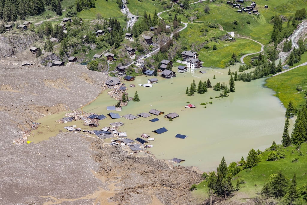 Die Lonza kann nicht abfießen, der Stausee dürfte bald überlaufen.
