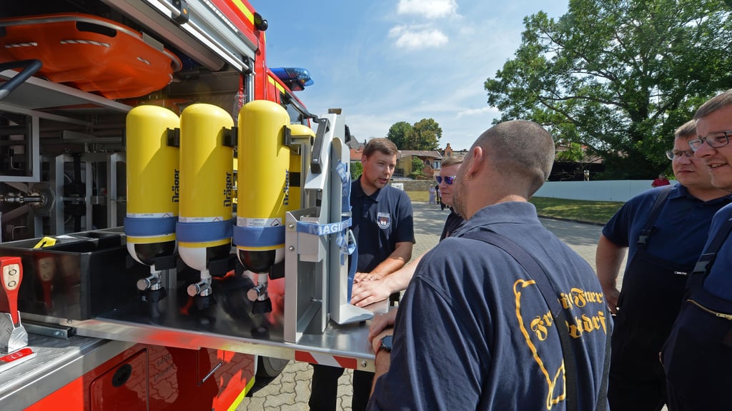 Auf der Blaulichtmeile beim Gildefest präsentiert unter anderem auch die Ascherslebener Feuerwehr ihre Technik.