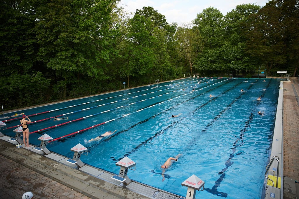 Schwimmer ziehen am ersten Tag der Freibadsaison im Prinzenbad ihre Bahnen. (Archivbild)