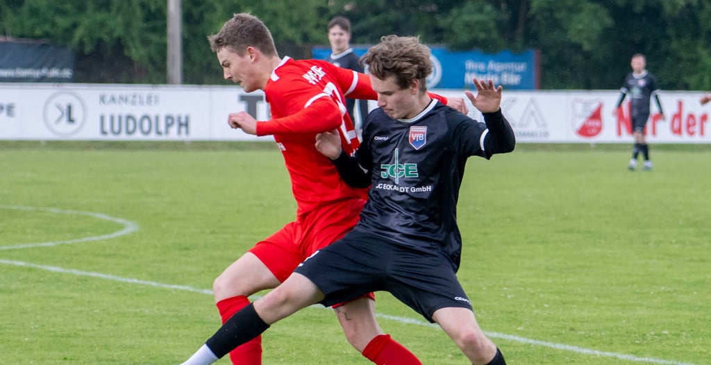 Max Kowalski , hier im Zweikampf mit dem Merseburger Vladyslav Pronichkin, flog nach einer Tätlichkeit vom Platz.