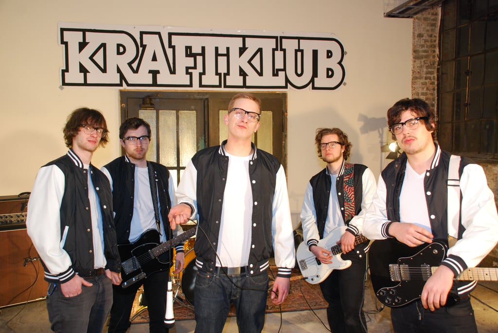 Wie alles begann: Kraftklub beim Dreh des ersten Videos "Zu jung" in der Galerie grounded im März 2010 in Chemnitz. Nachdem der eingängige und ironische Song sich schnell als Hit entpuppte, wurde eine völlig neue, aufwendige Fassung gedreht, die das offizielle Video wurde.