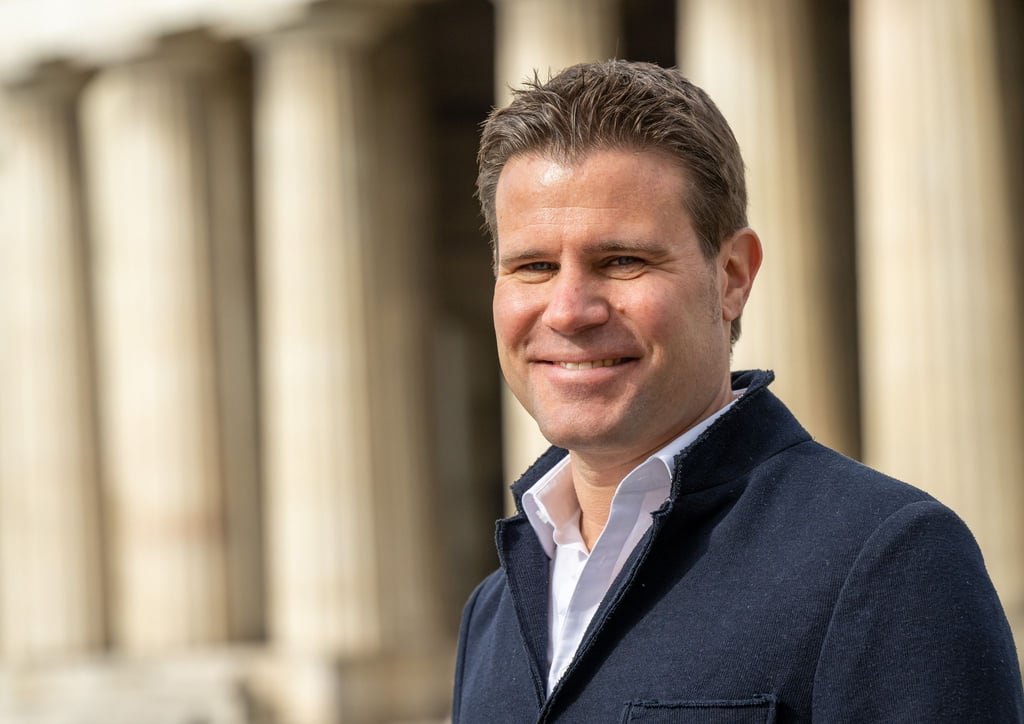 Felix Brych erhält eine Auszeichnung zum Karriereende.