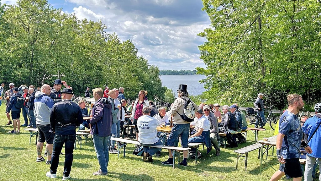 An der Schachtbaude in Schlaitz feiern die Gäste mit Blick auf den Muldestausee.