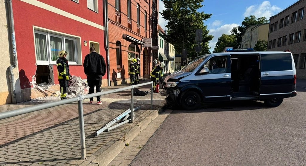 Der Unfallfahrer wurde leicht verletzt, wie die Polizei mitteilte.