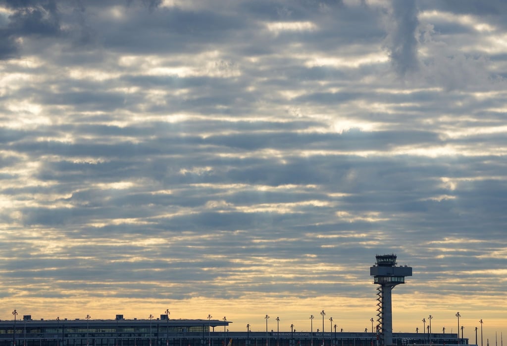 Am Hauptstadtflughafen ist ein Mann über den Zaun geklettert. (Archivbild)